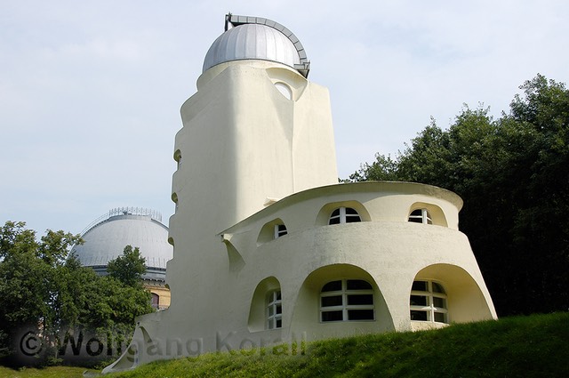 Einsteinturm, Potsdam, Astrophysikalisches Institut Potsdam, Sonnenobservatorium Einsteinturm, Im Hintergrund Observatorium mit großem Refraktor